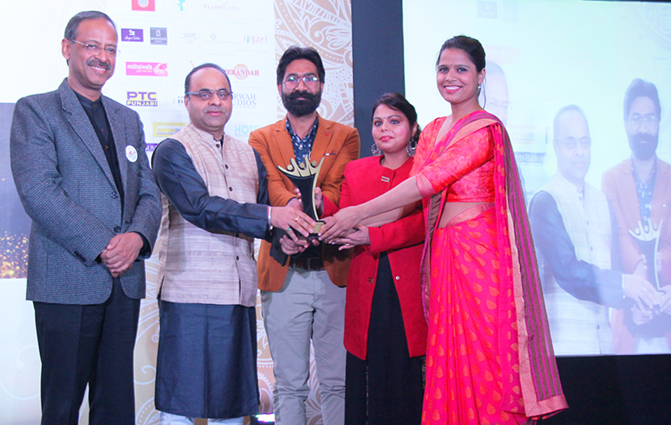 2018-Ashish-Joshi-founder-of-FHTS-receiving-2018-Social-Activism-award-by-the-Promising-Indian-Society